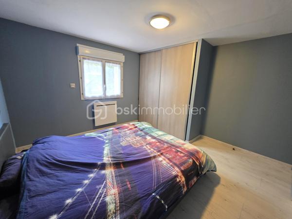 VISITE VIRTUELLE DISPONIBLE DANS CETTE ANNONCE
Maison rénovée de 106,5 m² – Grand terrain clos de 3 149 m² – Terrasse couverte
Découvrez cette charmante maison rénovée en 2013, offrant une surface habitable de 106,5 m²offrant de beaux volumes sous toiture, située dans un environnement agréable, au calme, avec école et épicerie.

Elle se compose d’une spacieuse pièce de vie lumineuse avec cuisine équipée ouverte, idéale pour partager des moments conviviaux. 
Un dégagement dessert un WC indépendant ainsi qu’une salle d’eau moderne équipée d’une douche à l’italienne.

Côté nuit, vous trouverez 3 chambres de plain-pied, complétées par une pièce supplémentaire en mezzanine surplombant le séjour, parfaite pour un bureau, une salle de jeux ou une chambre d’appoint.

La maison dispose également d’un espace buanderie avec évier, placard, et d'un accès à un grenier dans les combles, offrant un espace de stockage supplémentaire.

À l’extérieur, vous profiterez d’un magnifique terrain entièrement clôturé de 3 149 m², avec une piscine hors sol, ainsi que d’une belle terrasse couverte pour vos moments de détente.

Prestations et équipements :
- Chauffage par radiateurs à inertie sèche + climatisation réversible
- Volets roulants électriques
- Ballon d’eau chaude électrique 200 L (installé en septembre 2021)
- Fibre optique installée
- Assainissement individuel (non conforme)
- Taxe d’habitation : 760 €

Une maison fonctionnelle et confortable, idéale pour une famille ou pour les amoureux d’espace et de tranquillité.
À découvrir sans tarder !