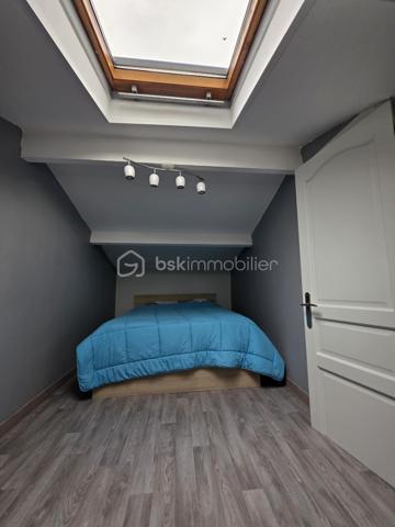 VISITE VIRTUELLE DISPONIBLE DANS CETTE ANNONCE
Maison rénovée de 106,5 m² – Grand terrain clos de 3 149 m² – Terrasse couverte
Découvrez cette charmante maison rénovée en 2013, offrant une surface habitable de 106,5 m²offrant de beaux volumes sous toiture, située dans un environnement agréable, au calme, avec école et épicerie.

Elle se compose d’une spacieuse pièce de vie lumineuse avec cuisine équipée ouverte, idéale pour partager des moments conviviaux. 
Un dégagement dessert un WC indépendant ainsi qu’une salle d’eau moderne équipée d’une douche à l’italienne.

Côté nuit, vous trouverez 3 chambres de plain-pied, complétées par une pièce supplémentaire en mezzanine surplombant le séjour, parfaite pour un bureau, une salle de jeux ou une chambre d’appoint.

La maison dispose également d’un espace buanderie avec évier, placard, et d'un accès à un grenier dans les combles, offrant un espace de stockage supplémentaire.

À l’extérieur, vous profiterez d’un magnifique terrain entièrement clôturé de 3 149 m², avec une piscine hors sol, ainsi que d’une belle terrasse couverte pour vos moments de détente.

Prestations et équipements :
- Chauffage par radiateurs à inertie sèche + climatisation réversible
- Volets roulants électriques
- Ballon d’eau chaude électrique 200 L (installé en septembre 2021)
- Fibre optique installée
- Assainissement individuel (non conforme)
- Taxe d’habitation : 760 €

Une maison fonctionnelle et confortable, idéale pour une famille ou pour les amoureux d’espace et de tranquillité.
À découvrir sans tarder !