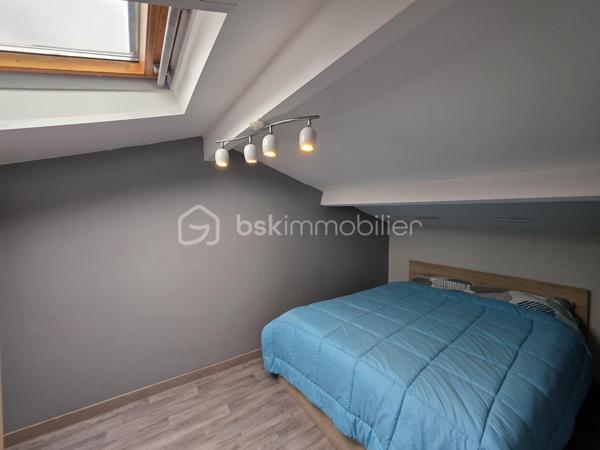 VISITE VIRTUELLE DISPONIBLE DANS CETTE ANNONCE
Maison rénovée de 106,5 m² – Grand terrain clos de 3 149 m² – Terrasse couverte
Découvrez cette charmante maison rénovée en 2013, offrant une surface habitable de 106,5 m²offrant de beaux volumes sous toiture, située dans un environnement agréable, au calme, avec école et épicerie.

Elle se compose d’une spacieuse pièce de vie lumineuse avec cuisine équipée ouverte, idéale pour partager des moments conviviaux. 
Un dégagement dessert un WC indépendant ainsi qu’une salle d’eau moderne équipée d’une douche à l’italienne.

Côté nuit, vous trouverez 3 chambres de plain-pied, complétées par une pièce supplémentaire en mezzanine surplombant le séjour, parfaite pour un bureau, une salle de jeux ou une chambre d’appoint.

La maison dispose également d’un espace buanderie avec évier, placard, et d'un accès à un grenier dans les combles, offrant un espace de stockage supplémentaire.

À l’extérieur, vous profiterez d’un magnifique terrain entièrement clôturé de 3 149 m², avec une piscine hors sol, ainsi que d’une belle terrasse couverte pour vos moments de détente.

Prestations et équipements :
- Chauffage par radiateurs à inertie sèche + climatisation réversible
- Volets roulants électriques
- Ballon d’eau chaude électrique 200 L (installé en septembre 2021)
- Fibre optique installée
- Assainissement individuel (non conforme)
- Taxe d’habitation : 760 €

Une maison fonctionnelle et confortable, idéale pour une famille ou pour les amoureux d’espace et de tranquillité.
À découvrir sans tarder !