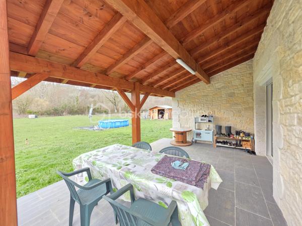 VISITE VIRTUELLE DISPONIBLE DANS CETTE ANNONCE
Maison rénovée de 106,5 m² – Grand terrain clos de 3 149 m² – Terrasse couverte
Découvrez cette charmante maison rénovée en 2013, offrant une surface habitable de 106,5 m²offrant de beaux volumes sous toiture, située dans un environnement agréable, au calme, avec école et épicerie.

Elle se compose d’une spacieuse pièce de vie lumineuse avec cuisine équipée ouverte, idéale pour partager des moments conviviaux. 
Un dégagement dessert un WC indépendant ainsi qu’une salle d’eau moderne équipée d’une douche à l’italienne.

Côté nuit, vous trouverez 3 chambres de plain-pied, complétées par une pièce supplémentaire en mezzanine surplombant le séjour, parfaite pour un bureau, une salle de jeux ou une chambre d’appoint.

La maison dispose également d’un espace buanderie avec évier, placard, et d'un accès à un grenier dans les combles, offrant un espace de stockage supplémentaire.

À l’extérieur, vous profiterez d’un magnifique terrain entièrement clôturé de 3 149 m², avec une piscine hors sol, ainsi que d’une belle terrasse couverte pour vos moments de détente.

Prestations et équipements :
- Chauffage par radiateurs à inertie sèche + climatisation réversible
- Volets roulants électriques
- Ballon d’eau chaude électrique 200 L (installé en septembre 2021)
- Fibre optique installée
- Assainissement individuel (non conforme)
- Taxe d’habitation : 760 €

Une maison fonctionnelle et confortable, idéale pour une famille ou pour les amoureux d’espace et de tranquillité.
À découvrir sans tarder !