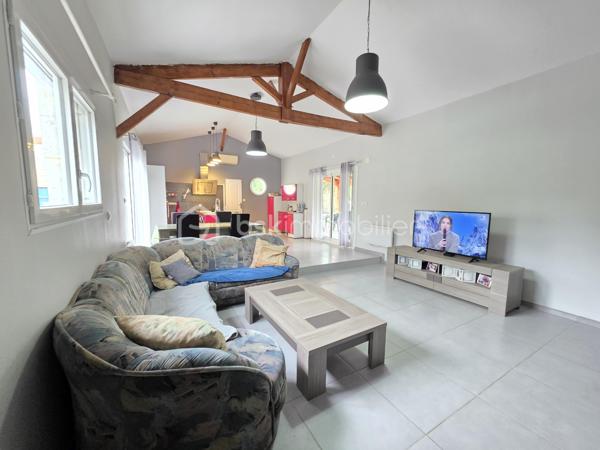 VISITE VIRTUELLE DISPONIBLE DANS CETTE ANNONCE
Maison rénovée de 106,5 m² – Grand terrain clos de 3 149 m² – Terrasse couverte
Découvrez cette charmante maison rénovée en 2013, offrant une surface habitable de 106,5 m²offrant de beaux volumes sous toiture, située dans un environnement agréable, au calme, avec école et épicerie.

Elle se compose d’une spacieuse pièce de vie lumineuse avec cuisine équipée ouverte, idéale pour partager des moments conviviaux. 
Un dégagement dessert un WC indépendant ainsi qu’une salle d’eau moderne équipée d’une douche à l’italienne.

Côté nuit, vous trouverez 3 chambres de plain-pied, complétées par une pièce supplémentaire en mezzanine surplombant le séjour, parfaite pour un bureau, une salle de jeux ou une chambre d’appoint.

La maison dispose également d’un espace buanderie avec évier, placard, et d'un accès à un grenier dans les combles, offrant un espace de stockage supplémentaire.

À l’extérieur, vous profiterez d’un magnifique terrain entièrement clôturé de 3 149 m², avec une piscine hors sol, ainsi que d’une belle terrasse couverte pour vos moments de détente.

Prestations et équipements :
- Chauffage par radiateurs à inertie sèche + climatisation réversible
- Volets roulants électriques
- Ballon d’eau chaude électrique 200 L (installé en septembre 2021)
- Fibre optique installée
- Assainissement individuel (non conforme)
- Taxe d’habitation : 760 €

Une maison fonctionnelle et confortable, idéale pour une famille ou pour les amoureux d’espace et de tranquillité.
À découvrir sans tarder !