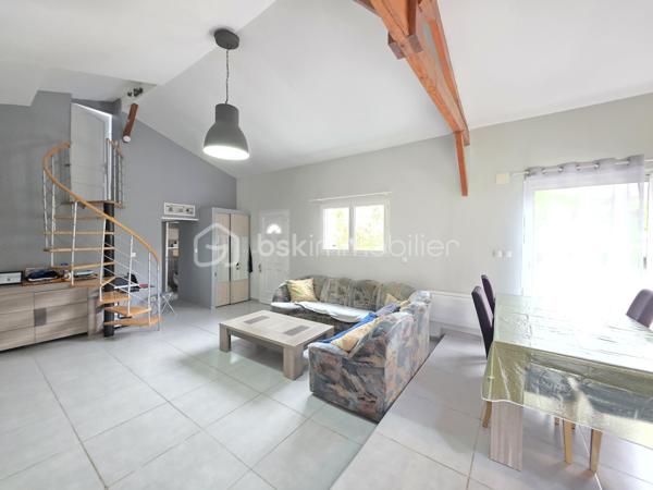 VISITE VIRTUELLE DISPONIBLE DANS CETTE ANNONCE
Maison rénovée de 106,5 m² – Grand terrain clos de 3 149 m² – Terrasse couverte
Découvrez cette charmante maison rénovée en 2013, offrant une surface habitable de 106,5 m²offrant de beaux volumes sous toiture, située dans un environnement agréable, au calme, avec école et épicerie.

Elle se compose d’une spacieuse pièce de vie lumineuse avec cuisine équipée ouverte, idéale pour partager des moments conviviaux. 
Un dégagement dessert un WC indépendant ainsi qu’une salle d’eau moderne équipée d’une douche à l’italienne.

Côté nuit, vous trouverez 3 chambres de plain-pied, complétées par une pièce supplémentaire en mezzanine surplombant le séjour, parfaite pour un bureau, une salle de jeux ou une chambre d’appoint.

La maison dispose également d’un espace buanderie avec évier, placard, et d'un accès à un grenier dans les combles, offrant un espace de stockage supplémentaire.

À l’extérieur, vous profiterez d’un magnifique terrain entièrement clôturé de 3 149 m², avec une piscine hors sol, ainsi que d’une belle terrasse couverte pour vos moments de détente.

Prestations et équipements :
- Chauffage par radiateurs à inertie sèche + climatisation réversible
- Volets roulants électriques
- Ballon d’eau chaude électrique 200 L (installé en septembre 2021)
- Fibre optique installée
- Assainissement individuel (non conforme)
- Taxe d’habitation : 760 €

Une maison fonctionnelle et confortable, idéale pour une famille ou pour les amoureux d’espace et de tranquillité.
À découvrir sans tarder !