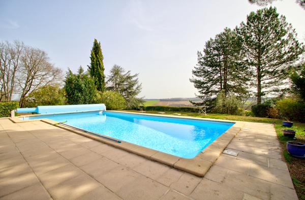 MOIRAX- Très belle maison de charme de 170m2, 5 chambres, piscine, dans un environnement campagne à moins de 10 min d'AGEN