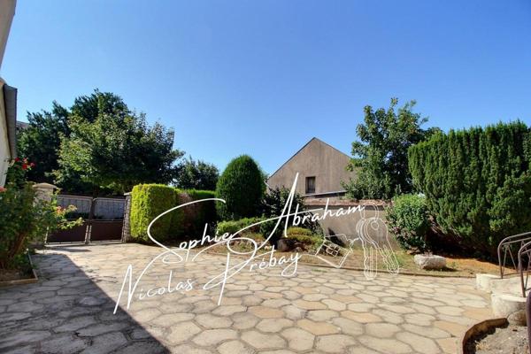 Maison sur sous-sol, 4 chambres, 3 garages et jardin