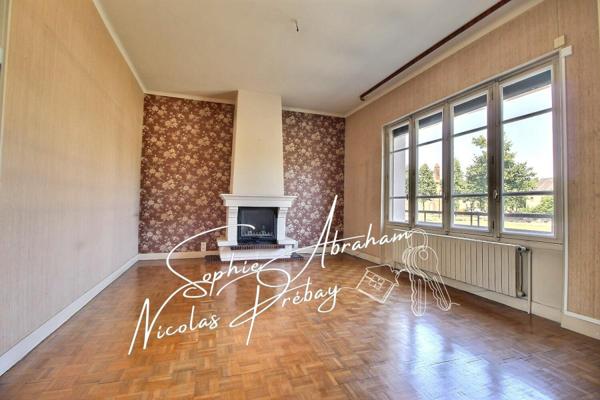 Maison sur sous-sol, 4 chambres, 3 garages et jardin