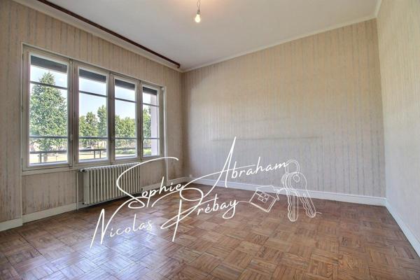 Maison sur sous-sol, 4 chambres, 3 garages et jardin