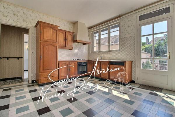 Maison sur sous-sol, 4 chambres, 3 garages et jardin