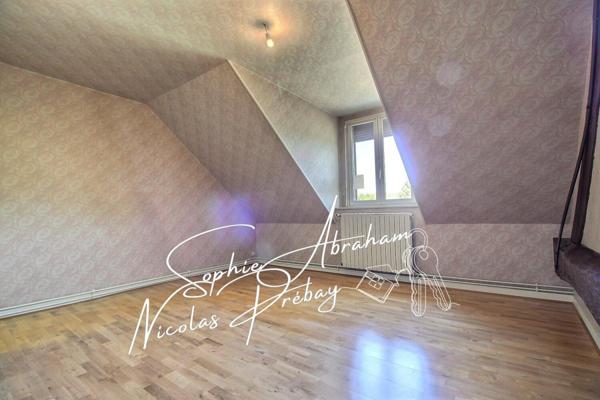 Maison sur sous-sol, 4 chambres, 3 garages et jardin