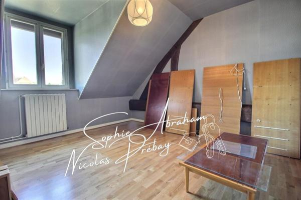 Maison sur sous-sol, 4 chambres, 3 garages et jardin