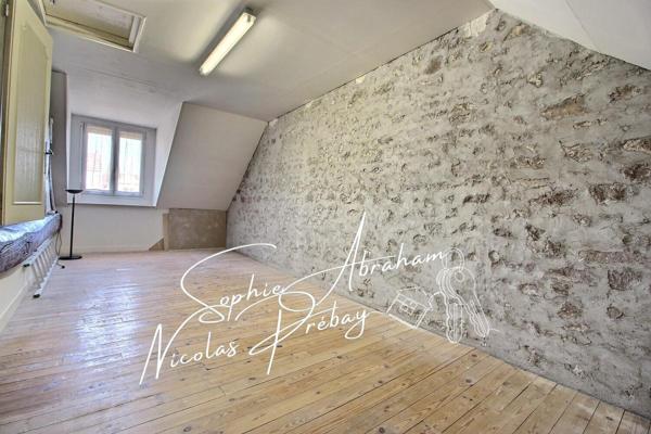 Maison sur sous-sol, 4 chambres, 3 garages et jardin