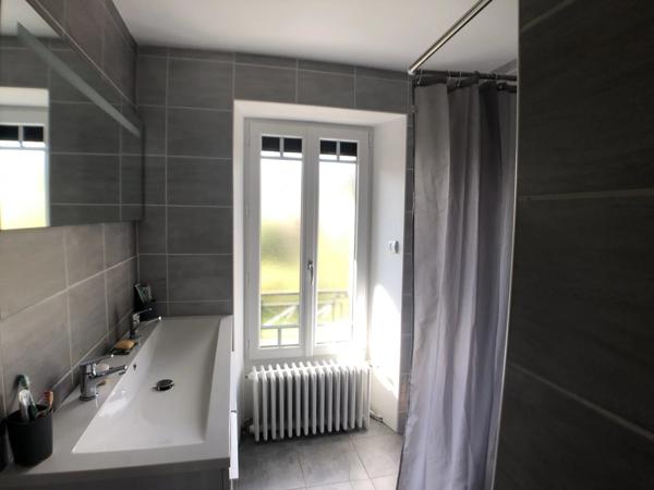 Belle maison de 7 chambres avec potentiel commercial