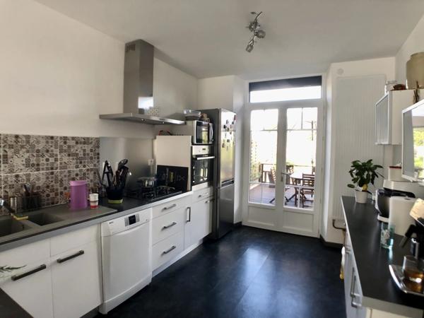Belle maison de 7 chambres avec potentiel commercial