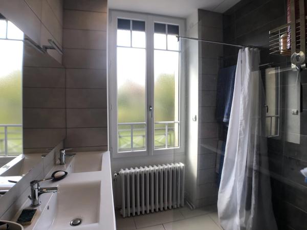 Belle maison de 7 chambres avec potentiel commercial