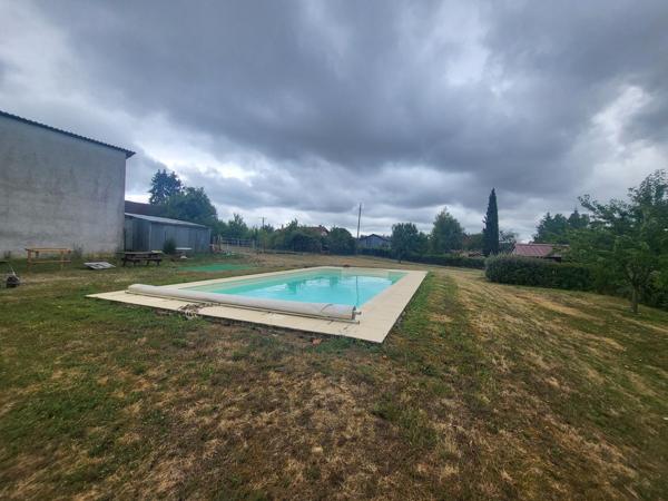 Terrain avec piscine chauffée et dépendances