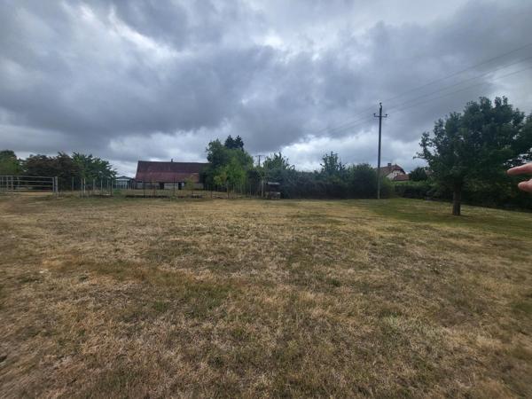 Terrain avec piscine chauffée et dépendances