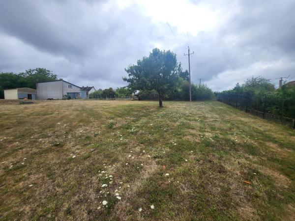 Terrain avec piscine chauffée et dépendances