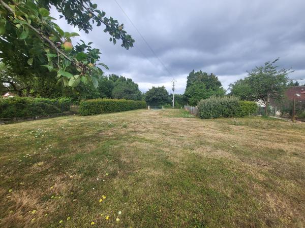 Terrain avec piscine chauffée et dépendances