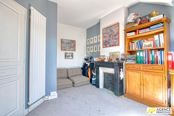 Versailles Notre-Dame Appartement 5 pièces duplex 124.77 m² carrez situé aux 3ème et 4è étage avec ascenseur, chambre de service de 18.08 m² au sol et cave €1 065 000 ** - Référence 25618