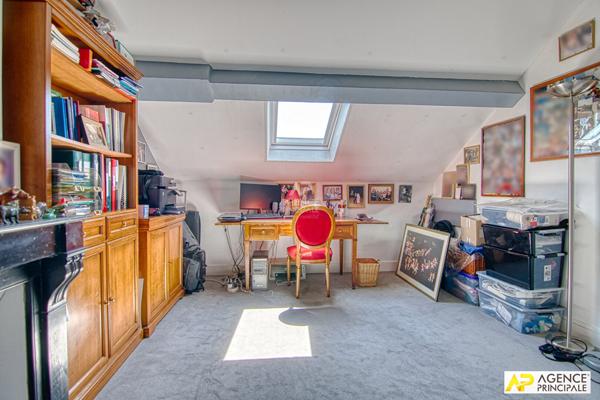 Versailles Notre-Dame Appartement 5 pièces duplex 124.77 m² carrez situé aux 3ème et 4è étage avec ascenseur, chambre de service de 18.08 m² au sol et cave €1 065 000 ** - Référence 25618