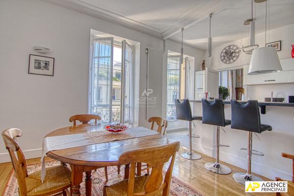Versailles Notre-Dame Appartement 5 pièces duplex 124.77 m² carrez situé aux 3ème et 4è étage avec ascenseur, chambre de service de 18.08 m² au sol et cave €1 065 000 ** - Référence 25618