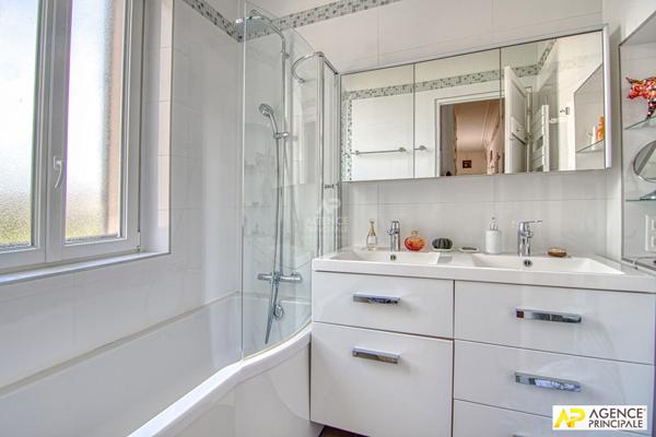 Versailles Notre-Dame Appartement 5 pièces duplex 124.77 m² carrez situé aux 3ème et 4è étage avec ascenseur, chambre de service de 18.08 m² au sol et cave €1 065 000 ** - Référence 25618