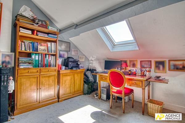 Versailles Notre-Dame Appartement 5 pièces duplex 124.77 m² carrez situé aux 3ème et 4è étage avec ascenseur, chambre de service de 18.08 m² au sol et cave €1 065 000 ** - Référence 25618