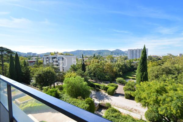 BSK Immobilier vous propose en exclusivité ce spacieux T5 de 113,07 m², situé au 4ᵉ étage dans la résidence Michelet Saint jaques fermée, sécurisée et équipée de vidéosurveillance.

La pièce de vie
Un séjour de 45 m² traversant, lumineux du matin au soir, ouvert sur un balcon orienté sud-ouest qui offre une vue dégagée sur la ville, les collines et la mer.

Une distribution pensée pour la famille
• 4 chambres de 10 à 13,3 m² avec placards intégrés
• Cuisine indépendante équipée
• 1 salle de bains et 1 salle d'eau
• WC séparé
• Cave de 3 m²
• Place de parking incluse, visible depuis l'appartement

Confort
• 2 climatisations réversibles
• Chauffage collectif avec individualisation des charges
• Menuiseries double vitrage

La résidence
Gardien, ascenseur, interphone, vidéosurveillance et espaces verts entretenus.

Un emplacement idéal pour une famille
• Bus au pied de la résidence
• Tramway T3 La Gaye à 6 minutes à pied, accès direct à Castellane et au centre-ville
• École primaire Château-Sec à 3 minutes et collège Grande Bastide à 4 minutes à pied
• Plusieurs crèches à moins de 10 minutes
• Institution Sainte-Trinité (privé, de la maternelle au lycée) à 10 minutes