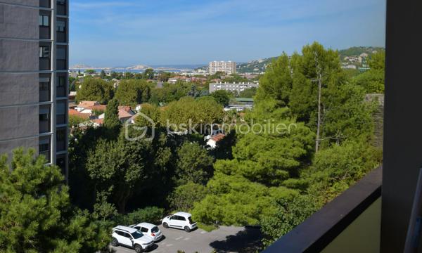 BSK Immobilier vous propose en exclusivité ce spacieux T5 de 113,07 m², situé au 4ᵉ étage dans la résidence Michelet Saint jaques fermée, sécurisée et équipée de vidéosurveillance.

La pièce de vie
Un séjour de 45 m² traversant, lumineux du matin au soir, ouvert sur un balcon orienté sud-ouest qui offre une vue dégagée sur la ville, les collines et la mer.

Une distribution pensée pour la famille
• 4 chambres de 10 à 13,3 m² avec placards intégrés
• Cuisine indépendante équipée
• 1 salle de bains et 1 salle d'eau
• WC séparé
• Cave de 3 m²
• Place de parking incluse, visible depuis l'appartement

Confort
• 2 climatisations réversibles
• Chauffage collectif avec individualisation des charges
• Menuiseries double vitrage

La résidence
Gardien, ascenseur, interphone, vidéosurveillance et espaces verts entretenus.

Un emplacement idéal pour une famille
• Bus au pied de la résidence
• Tramway T3 La Gaye à 6 minutes à pied, accès direct à Castellane et au centre-ville
• École primaire Château-Sec à 3 minutes et collège Grande Bastide à 4 minutes à pied
• Plusieurs crèches à moins de 10 minutes
• Institution Sainte-Trinité (privé, de la maternelle au lycée) à 10 minutes