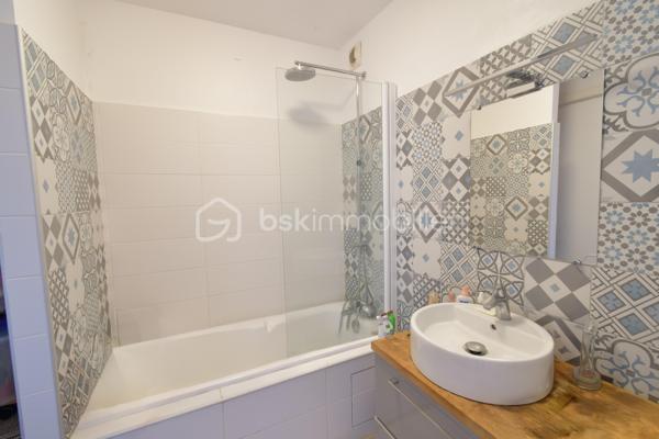 BSK Immobilier vous propose en exclusivité ce spacieux T5 de 113,07 m², situé au 4ᵉ étage dans la résidence Michelet Saint jaques fermée, sécurisée et équipée de vidéosurveillance.

La pièce de vie
Un séjour de 45 m² traversant, lumineux du matin au soir, ouvert sur un balcon orienté sud-ouest qui offre une vue dégagée sur la ville, les collines et la mer.

Une distribution pensée pour la famille
• 4 chambres de 10 à 13,3 m² avec placards intégrés
• Cuisine indépendante équipée
• 1 salle de bains et 1 salle d'eau
• WC séparé
• Cave de 3 m²
• Place de parking incluse, visible depuis l'appartement

Confort
• 2 climatisations réversibles
• Chauffage collectif avec individualisation des charges
• Menuiseries double vitrage

La résidence
Gardien, ascenseur, interphone, vidéosurveillance et espaces verts entretenus.

Un emplacement idéal pour une famille
• Bus au pied de la résidence
• Tramway T3 La Gaye à 6 minutes à pied, accès direct à Castellane et au centre-ville
• École primaire Château-Sec à 3 minutes et collège Grande Bastide à 4 minutes à pied
• Plusieurs crèches à moins de 10 minutes
• Institution Sainte-Trinité (privé, de la maternelle au lycée) à 10 minutes