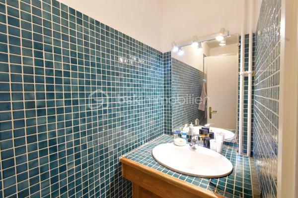 BSK Immobilier vous propose en exclusivité ce spacieux T5 de 113,07 m², situé au 4ᵉ étage dans la résidence Michelet Saint jaques fermée, sécurisée et équipée de vidéosurveillance.

La pièce de vie
Un séjour de 45 m² traversant, lumineux du matin au soir, ouvert sur un balcon orienté sud-ouest qui offre une vue dégagée sur la ville, les collines et la mer.

Une distribution pensée pour la famille
• 4 chambres de 10 à 13,3 m² avec placards intégrés
• Cuisine indépendante équipée
• 1 salle de bains et 1 salle d'eau
• WC séparé
• Cave de 3 m²
• Place de parking incluse, visible depuis l'appartement

Confort
• 2 climatisations réversibles
• Chauffage collectif avec individualisation des charges
• Menuiseries double vitrage

La résidence
Gardien, ascenseur, interphone, vidéosurveillance et espaces verts entretenus.

Un emplacement idéal pour une famille
• Bus au pied de la résidence
• Tramway T3 La Gaye à 6 minutes à pied, accès direct à Castellane et au centre-ville
• École primaire Château-Sec à 3 minutes et collège Grande Bastide à 4 minutes à pied
• Plusieurs crèches à moins de 10 minutes
• Institution Sainte-Trinité (privé, de la maternelle au lycée) à 10 minutes