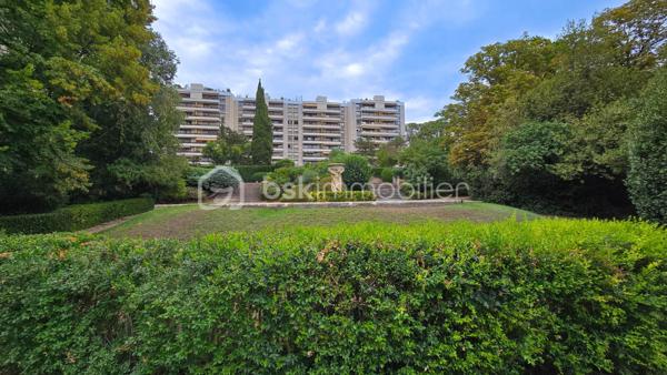 BSK Immobilier vous propose en exclusivité ce spacieux T5 de 113,07 m², situé au 4ᵉ étage dans la résidence Michelet Saint jaques fermée, sécurisée et équipée de vidéosurveillance.

La pièce de vie
Un séjour de 45 m² traversant, lumineux du matin au soir, ouvert sur un balcon orienté sud-ouest qui offre une vue dégagée sur la ville, les collines et la mer.

Une distribution pensée pour la famille
• 4 chambres de 10 à 13,3 m² avec placards intégrés
• Cuisine indépendante équipée
• 1 salle de bains et 1 salle d'eau
• WC séparé
• Cave de 3 m²
• Place de parking incluse, visible depuis l'appartement

Confort
• 2 climatisations réversibles
• Chauffage collectif avec individualisation des charges
• Menuiseries double vitrage

La résidence
Gardien, ascenseur, interphone, vidéosurveillance et espaces verts entretenus.

Un emplacement idéal pour une famille
• Bus au pied de la résidence
• Tramway T3 La Gaye à 6 minutes à pied, accès direct à Castellane et au centre-ville
• École primaire Château-Sec à 3 minutes et collège Grande Bastide à 4 minutes à pied
• Plusieurs crèches à moins de 10 minutes
• Institution Sainte-Trinité (privé, de la maternelle au lycée) à 10 minutes