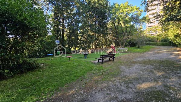 BSK Immobilier vous propose en exclusivité ce spacieux T5 de 113,07 m², situé au 4ᵉ étage dans la résidence Michelet Saint jaques fermée, sécurisée et équipée de vidéosurveillance.

La pièce de vie
Un séjour de 45 m² traversant, lumineux du matin au soir, ouvert sur un balcon orienté sud-ouest qui offre une vue dégagée sur la ville, les collines et la mer.

Une distribution pensée pour la famille
• 4 chambres de 10 à 13,3 m² avec placards intégrés
• Cuisine indépendante équipée
• 1 salle de bains et 1 salle d'eau
• WC séparé
• Cave de 3 m²
• Place de parking incluse, visible depuis l'appartement

Confort
• 2 climatisations réversibles
• Chauffage collectif avec individualisation des charges
• Menuiseries double vitrage

La résidence
Gardien, ascenseur, interphone, vidéosurveillance et espaces verts entretenus.

Un emplacement idéal pour une famille
• Bus au pied de la résidence
• Tramway T3 La Gaye à 6 minutes à pied, accès direct à Castellane et au centre-ville
• École primaire Château-Sec à 3 minutes et collège Grande Bastide à 4 minutes à pied
• Plusieurs crèches à moins de 10 minutes
• Institution Sainte-Trinité (privé, de la maternelle au lycée) à 10 minutes