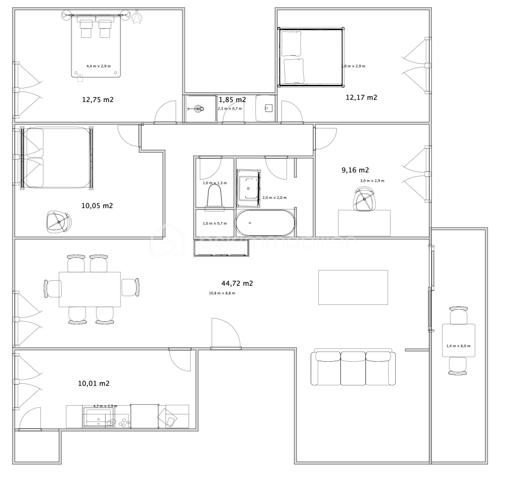 BSK Immobilier vous propose en exclusivité ce spacieux T5 de 113,07 m², situé au 4ᵉ étage dans la résidence Michelet Saint jaques fermée, sécurisée et équipée de vidéosurveillance.

La pièce de vie
Un séjour de 45 m² traversant, lumineux du matin au soir, ouvert sur un balcon orienté sud-ouest qui offre une vue dégagée sur la ville, les collines et la mer.

Une distribution pensée pour la famille
• 4 chambres de 10 à 13,3 m² avec placards intégrés
• Cuisine indépendante équipée
• 1 salle de bains et 1 salle d'eau
• WC séparé
• Cave de 3 m²
• Place de parking incluse, visible depuis l'appartement

Confort
• 2 climatisations réversibles
• Chauffage collectif avec individualisation des charges
• Menuiseries double vitrage

La résidence
Gardien, ascenseur, interphone, vidéosurveillance et espaces verts entretenus.

Un emplacement idéal pour une famille
• Bus au pied de la résidence
• Tramway T3 La Gaye à 6 minutes à pied, accès direct à Castellane et au centre-ville
• École primaire Château-Sec à 3 minutes et collège Grande Bastide à 4 minutes à pied
• Plusieurs crèches à moins de 10 minutes
• Institution Sainte-Trinité (privé, de la maternelle au lycée) à 10 minutes
