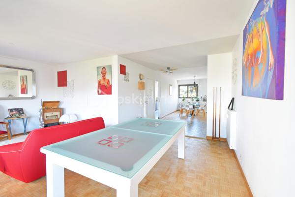 BSK Immobilier vous propose en exclusivité ce spacieux T5 de 113,07 m², situé au 4ᵉ étage dans la résidence Michelet Saint jaques fermée, sécurisée et équipée de vidéosurveillance.

La pièce de vie
Un séjour de 45 m² traversant, lumineux du matin au soir, ouvert sur un balcon orienté sud-ouest qui offre une vue dégagée sur la ville, les collines et la mer.

Une distribution pensée pour la famille
• 4 chambres de 10 à 13,3 m² avec placards intégrés
• Cuisine indépendante équipée
• 1 salle de bains et 1 salle d'eau
• WC séparé
• Cave de 3 m²
• Place de parking incluse, visible depuis l'appartement

Confort
• 2 climatisations réversibles
• Chauffage collectif avec individualisation des charges
• Menuiseries double vitrage

La résidence
Gardien, ascenseur, interphone, vidéosurveillance et espaces verts entretenus.

Un emplacement idéal pour une famille
• Bus au pied de la résidence
• Tramway T3 La Gaye à 6 minutes à pied, accès direct à Castellane et au centre-ville
• École primaire Château-Sec à 3 minutes et collège Grande Bastide à 4 minutes à pied
• Plusieurs crèches à moins de 10 minutes
• Institution Sainte-Trinité (privé, de la maternelle au lycée) à 10 minutes