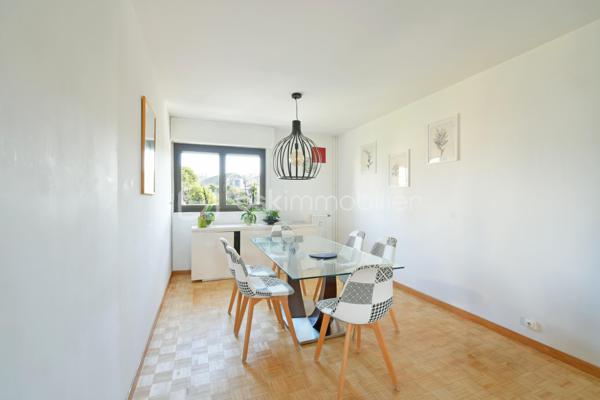 BSK Immobilier vous propose en exclusivité ce spacieux T5 de 113,07 m², situé au 4ᵉ étage dans la résidence Michelet Saint jaques fermée, sécurisée et équipée de vidéosurveillance.

La pièce de vie
Un séjour de 45 m² traversant, lumineux du matin au soir, ouvert sur un balcon orienté sud-ouest qui offre une vue dégagée sur la ville, les collines et la mer.

Une distribution pensée pour la famille
• 4 chambres de 10 à 13,3 m² avec placards intégrés
• Cuisine indépendante équipée
• 1 salle de bains et 1 salle d'eau
• WC séparé
• Cave de 3 m²
• Place de parking incluse, visible depuis l'appartement

Confort
• 2 climatisations réversibles
• Chauffage collectif avec individualisation des charges
• Menuiseries double vitrage

La résidence
Gardien, ascenseur, interphone, vidéosurveillance et espaces verts entretenus.

Un emplacement idéal pour une famille
• Bus au pied de la résidence
• Tramway T3 La Gaye à 6 minutes à pied, accès direct à Castellane et au centre-ville
• École primaire Château-Sec à 3 minutes et collège Grande Bastide à 4 minutes à pied
• Plusieurs crèches à moins de 10 minutes
• Institution Sainte-Trinité (privé, de la maternelle au lycée) à 10 minutes