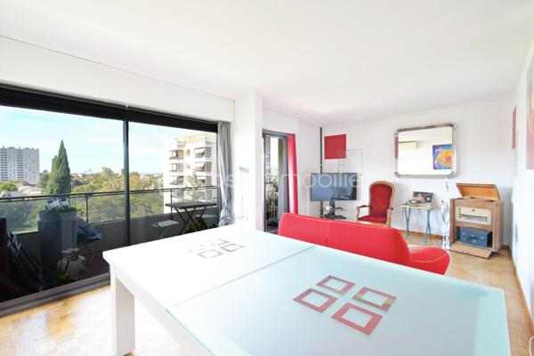 BSK Immobilier vous propose en exclusivité ce spacieux T5 de 113,07 m², situé au 4ᵉ étage dans la résidence Michelet Saint jaques fermée, sécurisée et équipée de vidéosurveillance.

La pièce de vie
Un séjour de 45 m² traversant, lumineux du matin au soir, ouvert sur un balcon orienté sud-ouest qui offre une vue dégagée sur la ville, les collines et la mer.

Une distribution pensée pour la famille
• 4 chambres de 10 à 13,3 m² avec placards intégrés
• Cuisine indépendante équipée
• 1 salle de bains et 1 salle d'eau
• WC séparé
• Cave de 3 m²
• Place de parking incluse, visible depuis l'appartement

Confort
• 2 climatisations réversibles
• Chauffage collectif avec individualisation des charges
• Menuiseries double vitrage

La résidence
Gardien, ascenseur, interphone, vidéosurveillance et espaces verts entretenus.

Un emplacement idéal pour une famille
• Bus au pied de la résidence
• Tramway T3 La Gaye à 6 minutes à pied, accès direct à Castellane et au centre-ville
• École primaire Château-Sec à 3 minutes et collège Grande Bastide à 4 minutes à pied
• Plusieurs crèches à moins de 10 minutes
• Institution Sainte-Trinité (privé, de la maternelle au lycée) à 10 minutes
