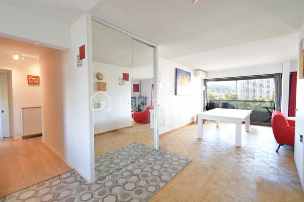BSK Immobilier vous propose en exclusivité ce spacieux T5 de 113,07 m², situé au 4ᵉ étage dans la résidence Michelet Saint jaques fermée, sécurisée et équipée de vidéosurveillance.

La pièce de vie
Un séjour de 45 m² traversant, lumineux du matin au soir, ouvert sur un balcon orienté sud-ouest qui offre une vue dégagée sur la ville, les collines et la mer.

Une distribution pensée pour la famille
• 4 chambres de 10 à 13,3 m² avec placards intégrés
• Cuisine indépendante équipée
• 1 salle de bains et 1 salle d'eau
• WC séparé
• Cave de 3 m²
• Place de parking incluse, visible depuis l'appartement

Confort
• 2 climatisations réversibles
• Chauffage collectif avec individualisation des charges
• Menuiseries double vitrage

La résidence
Gardien, ascenseur, interphone, vidéosurveillance et espaces verts entretenus.

Un emplacement idéal pour une famille
• Bus au pied de la résidence
• Tramway T3 La Gaye à 6 minutes à pied, accès direct à Castellane et au centre-ville
• École primaire Château-Sec à 3 minutes et collège Grande Bastide à 4 minutes à pied
• Plusieurs crèches à moins de 10 minutes
• Institution Sainte-Trinité (privé, de la maternelle au lycée) à 10 minutes