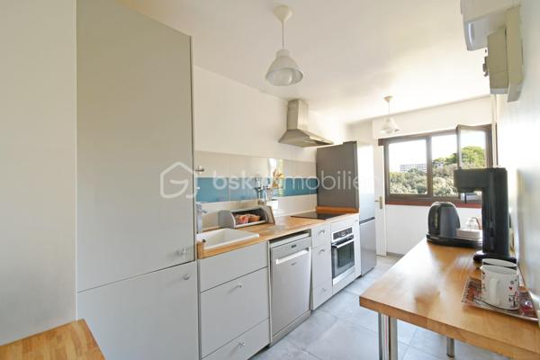 BSK Immobilier vous propose en exclusivité ce spacieux T5 de 113,07 m², situé au 4ᵉ étage dans la résidence Michelet Saint jaques fermée, sécurisée et équipée de vidéosurveillance.

La pièce de vie
Un séjour de 45 m² traversant, lumineux du matin au soir, ouvert sur un balcon orienté sud-ouest qui offre une vue dégagée sur la ville, les collines et la mer.

Une distribution pensée pour la famille
• 4 chambres de 10 à 13,3 m² avec placards intégrés
• Cuisine indépendante équipée
• 1 salle de bains et 1 salle d'eau
• WC séparé
• Cave de 3 m²
• Place de parking incluse, visible depuis l'appartement

Confort
• 2 climatisations réversibles
• Chauffage collectif avec individualisation des charges
• Menuiseries double vitrage

La résidence
Gardien, ascenseur, interphone, vidéosurveillance et espaces verts entretenus.

Un emplacement idéal pour une famille
• Bus au pied de la résidence
• Tramway T3 La Gaye à 6 minutes à pied, accès direct à Castellane et au centre-ville
• École primaire Château-Sec à 3 minutes et collège Grande Bastide à 4 minutes à pied
• Plusieurs crèches à moins de 10 minutes
• Institution Sainte-Trinité (privé, de la maternelle au lycée) à 10 minutes