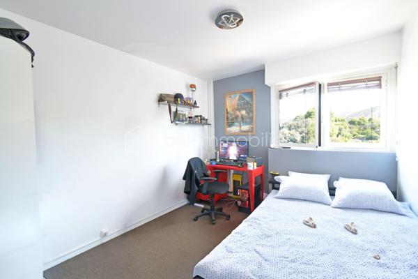 BSK Immobilier vous propose en exclusivité ce spacieux T5 de 113,07 m², situé au 4ᵉ étage dans la résidence Michelet Saint jaques fermée, sécurisée et équipée de vidéosurveillance.

La pièce de vie
Un séjour de 45 m² traversant, lumineux du matin au soir, ouvert sur un balcon orienté sud-ouest qui offre une vue dégagée sur la ville, les collines et la mer.

Une distribution pensée pour la famille
• 4 chambres de 10 à 13,3 m² avec placards intégrés
• Cuisine indépendante équipée
• 1 salle de bains et 1 salle d'eau
• WC séparé
• Cave de 3 m²
• Place de parking incluse, visible depuis l'appartement

Confort
• 2 climatisations réversibles
• Chauffage collectif avec individualisation des charges
• Menuiseries double vitrage

La résidence
Gardien, ascenseur, interphone, vidéosurveillance et espaces verts entretenus.

Un emplacement idéal pour une famille
• Bus au pied de la résidence
• Tramway T3 La Gaye à 6 minutes à pied, accès direct à Castellane et au centre-ville
• École primaire Château-Sec à 3 minutes et collège Grande Bastide à 4 minutes à pied
• Plusieurs crèches à moins de 10 minutes
• Institution Sainte-Trinité (privé, de la maternelle au lycée) à 10 minutes