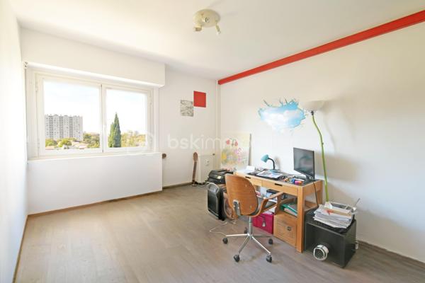 BSK Immobilier vous propose en exclusivité ce spacieux T5 de 113,07 m², situé au 4ᵉ étage dans la résidence Michelet Saint jaques fermée, sécurisée et équipée de vidéosurveillance.

La pièce de vie
Un séjour de 45 m² traversant, lumineux du matin au soir, ouvert sur un balcon orienté sud-ouest qui offre une vue dégagée sur la ville, les collines et la mer.

Une distribution pensée pour la famille
• 4 chambres de 10 à 13,3 m² avec placards intégrés
• Cuisine indépendante équipée
• 1 salle de bains et 1 salle d'eau
• WC séparé
• Cave de 3 m²
• Place de parking incluse, visible depuis l'appartement

Confort
• 2 climatisations réversibles
• Chauffage collectif avec individualisation des charges
• Menuiseries double vitrage

La résidence
Gardien, ascenseur, interphone, vidéosurveillance et espaces verts entretenus.

Un emplacement idéal pour une famille
• Bus au pied de la résidence
• Tramway T3 La Gaye à 6 minutes à pied, accès direct à Castellane et au centre-ville
• École primaire Château-Sec à 3 minutes et collège Grande Bastide à 4 minutes à pied
• Plusieurs crèches à moins de 10 minutes
• Institution Sainte-Trinité (privé, de la maternelle au lycée) à 10 minutes