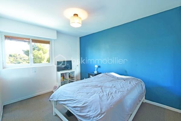 BSK Immobilier vous propose en exclusivité ce spacieux T5 de 113,07 m², situé au 4ᵉ étage dans la résidence Michelet Saint jaques fermée, sécurisée et équipée de vidéosurveillance.

La pièce de vie
Un séjour de 45 m² traversant, lumineux du matin au soir, ouvert sur un balcon orienté sud-ouest qui offre une vue dégagée sur la ville, les collines et la mer.

Une distribution pensée pour la famille
• 4 chambres de 10 à 13,3 m² avec placards intégrés
• Cuisine indépendante équipée
• 1 salle de bains et 1 salle d'eau
• WC séparé
• Cave de 3 m²
• Place de parking incluse, visible depuis l'appartement

Confort
• 2 climatisations réversibles
• Chauffage collectif avec individualisation des charges
• Menuiseries double vitrage

La résidence
Gardien, ascenseur, interphone, vidéosurveillance et espaces verts entretenus.

Un emplacement idéal pour une famille
• Bus au pied de la résidence
• Tramway T3 La Gaye à 6 minutes à pied, accès direct à Castellane et au centre-ville
• École primaire Château-Sec à 3 minutes et collège Grande Bastide à 4 minutes à pied
• Plusieurs crèches à moins de 10 minutes
• Institution Sainte-Trinité (privé, de la maternelle au lycée) à 10 minutes