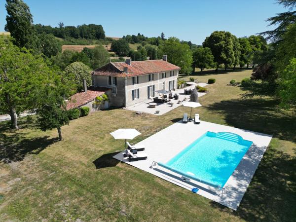 Belle maison de 5 chambres, dépendances et piscine sans voisins