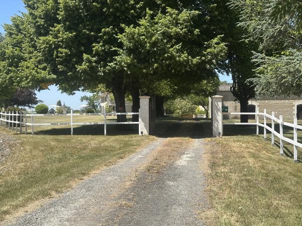 Belle maison de 5 chambres, dépendances et piscine sans voisins
