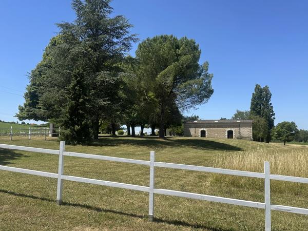 Belle maison de 5 chambres, dépendances et piscine sans voisins