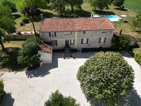 Belle maison de 5 chambres, dépendances et piscine sans voisins