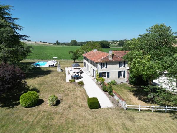 Belle maison de 5 chambres, dépendances et piscine sans voisins