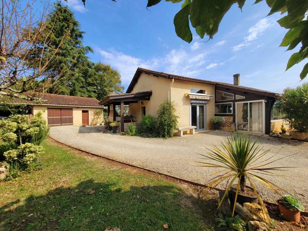 Charmante maison située dans de superbes jardins