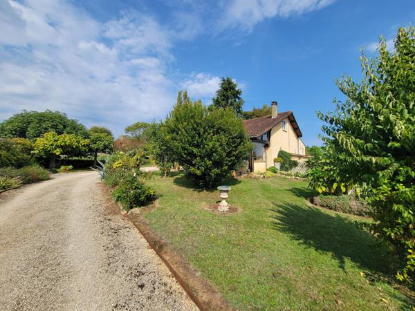 Charmante maison située dans de superbes jardins