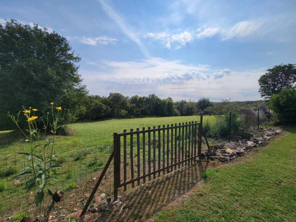 Charmante maison située dans de superbes jardins