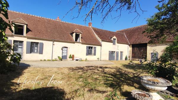Située sur la commune de Charly, à seulement une vingtaine de minutes d'Avord, cette authentique longère séduira les amoureux de l'ancien en quête d'espace, de calme et de nature.

Véritable cœur de la maison, la cuisine d'environ 19 m² ouvre naturellement sur la salle à manger puis sur un salon chaleureux, sublimé par une authentique cheminée à foyer ouvert. Un second espace, idéal pour un salon, un bureau ou un coin détente, vient compléter les pièces de vie.

Le rez-de-chaussée offre également une salle d'eau faisant office de buanderie ainsi que trois chambres, permettant de profiter pleinement d'une vie de plain-pied.

À l'étage, un vaste palier d'environ 45 m² au sol offre de multiples possibilités d'aménagement : salle de jeux, espace lecture, bureau ou encore salle de loisirs. Il dessert une quatrième chambre.

À l'extérieur, vous apprécierez un agréable espace situé à l'arrière de la maison, à l'abri des regards, idéal pour partager un repas ou profiter des beaux jours en toute tranquillité. Le terrain, entièrement clos et d'environ 2 400 m², se prolonge ensuite par un vaste espace pouvant accueillir des animaux, un potager ou tout autre projet selon vos envies.

Les amateurs de bricolage, de stockage ou de véhicules seront séduits par la grande grange d'environ 90 m² ainsi que par les nombreuses dépendances qui complètent harmonieusement l'ensemble.

Côté prestations, la toiture a été refaite aux alentours de 2020 et le ravalement est récent.

Une propriété pleine de charme, offrant de beaux volumes et un fort potentiel, idéale pour une famille ou pour toute personne souhaitant profiter d'un cadre de vie paisible.

📞 Pour tout renseignement complémentaire ou pour organiser une visite, contactez-moi dès aujourd'hui.